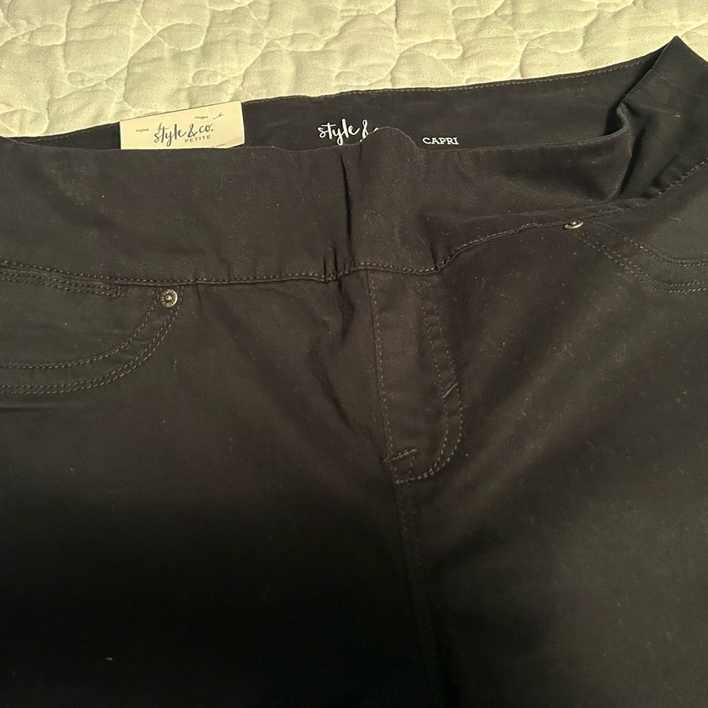 Style & Co. 12 Petite Mid Rise Black Capri Jeans- NWT 98% Cotton.